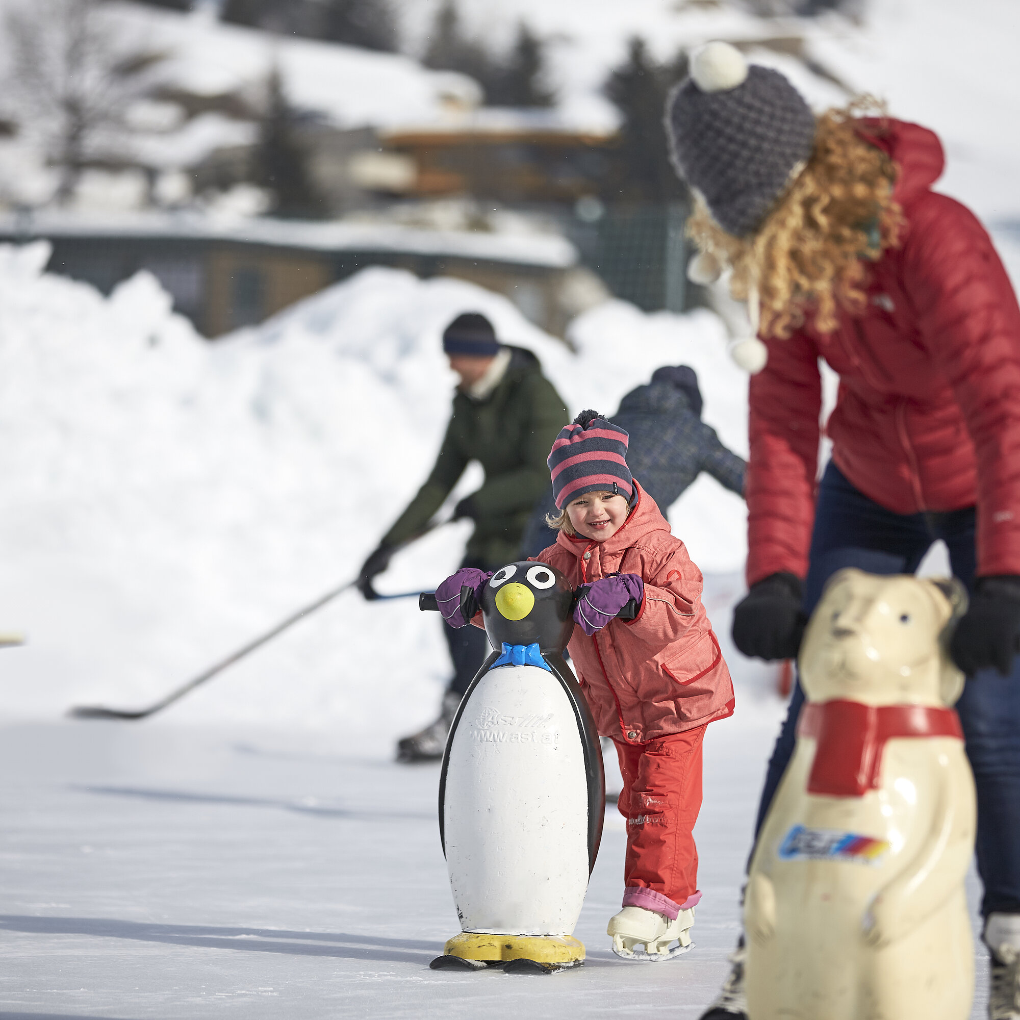 Familie beim Eislaufen in Ischgl
