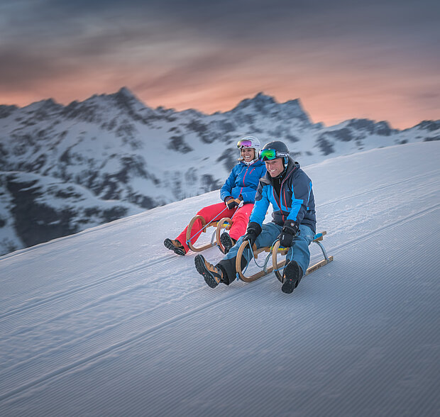 Paar beim Rodeln in Ischgl