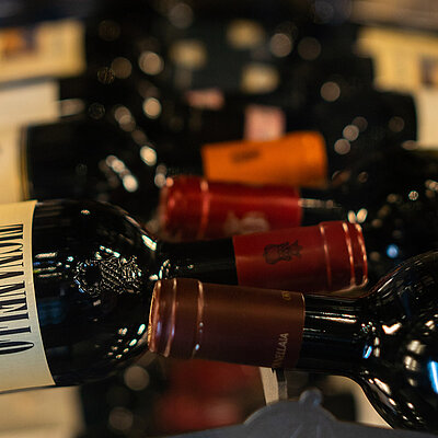 Weinschrank beim Buffet im Hotel Solaria Ischgl