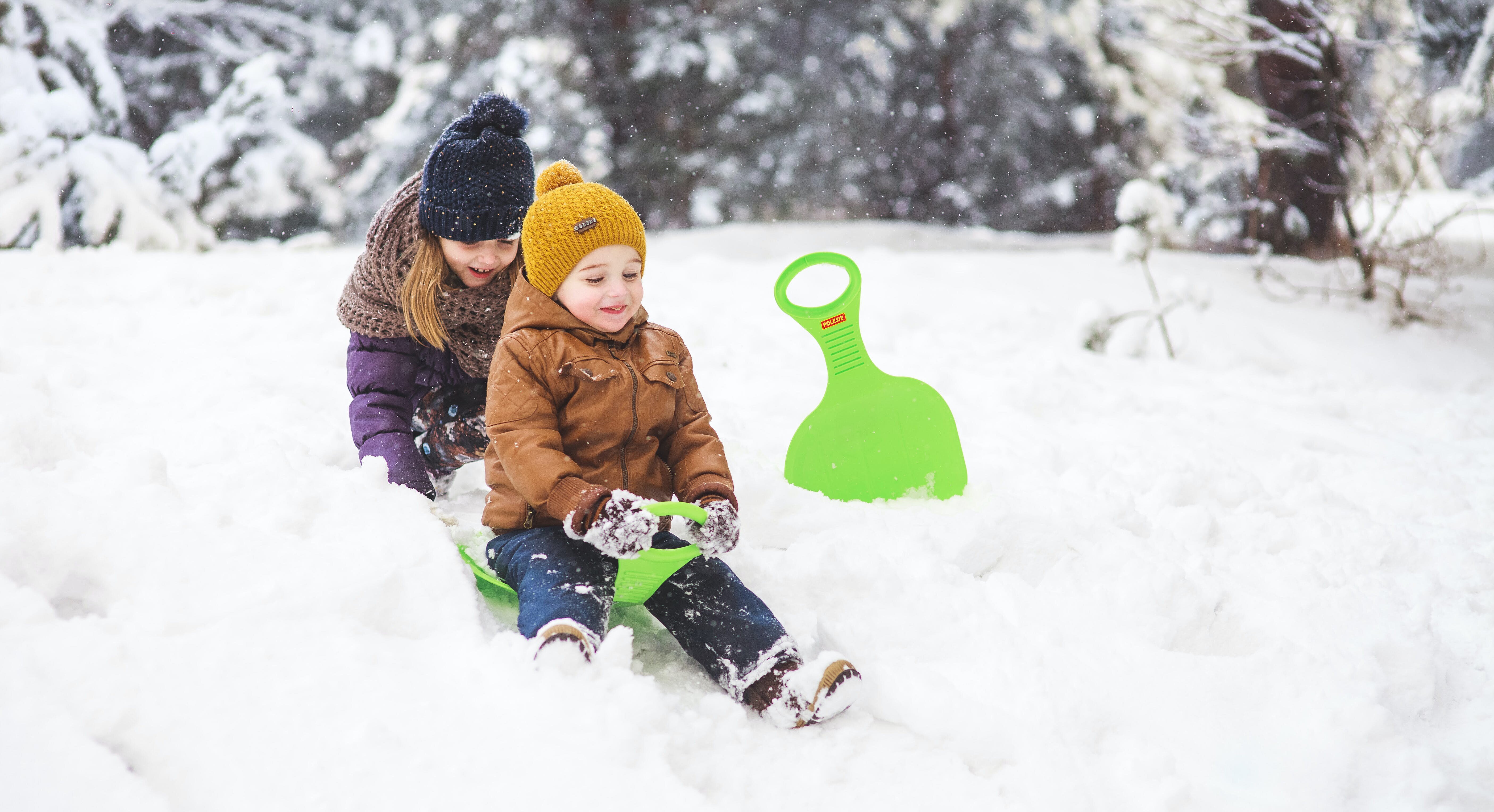 Kinder beim Spielen im Schnee