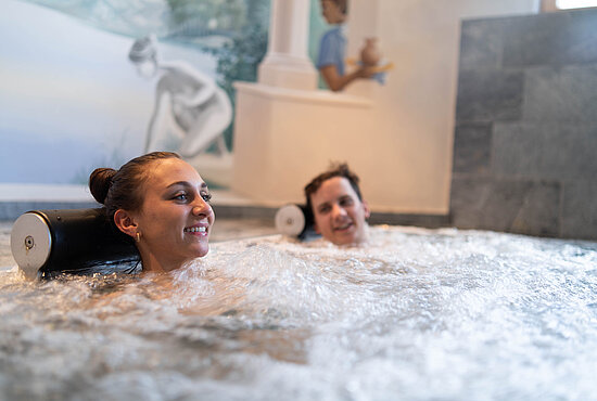 Paar beim Wellnessurlaub im Pool im Hotel Solaria Ischgl