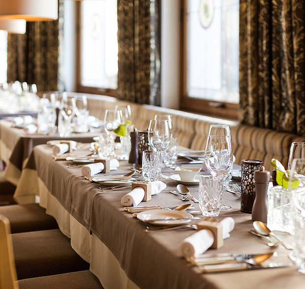 gedeckte Tische im Restaurant in Ischgl im Hotel Solaria