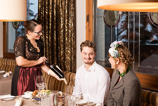 Paar bei Weinverkostung beim Dinner im Hotel Solaria Ischgl