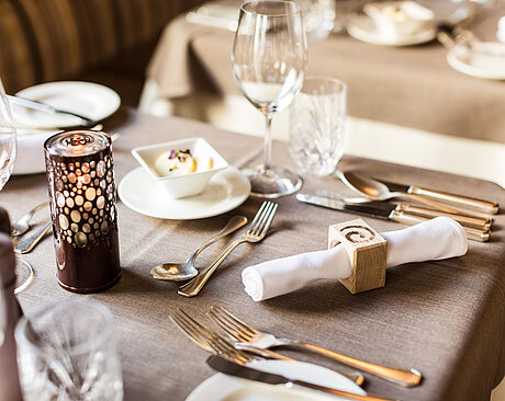 gedeckte Tische im Restaurant in Ischgl im Hotel Solaria