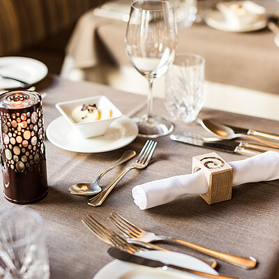 gedeckte Tische im Restaurant in Ischgl im Hotel Solaria